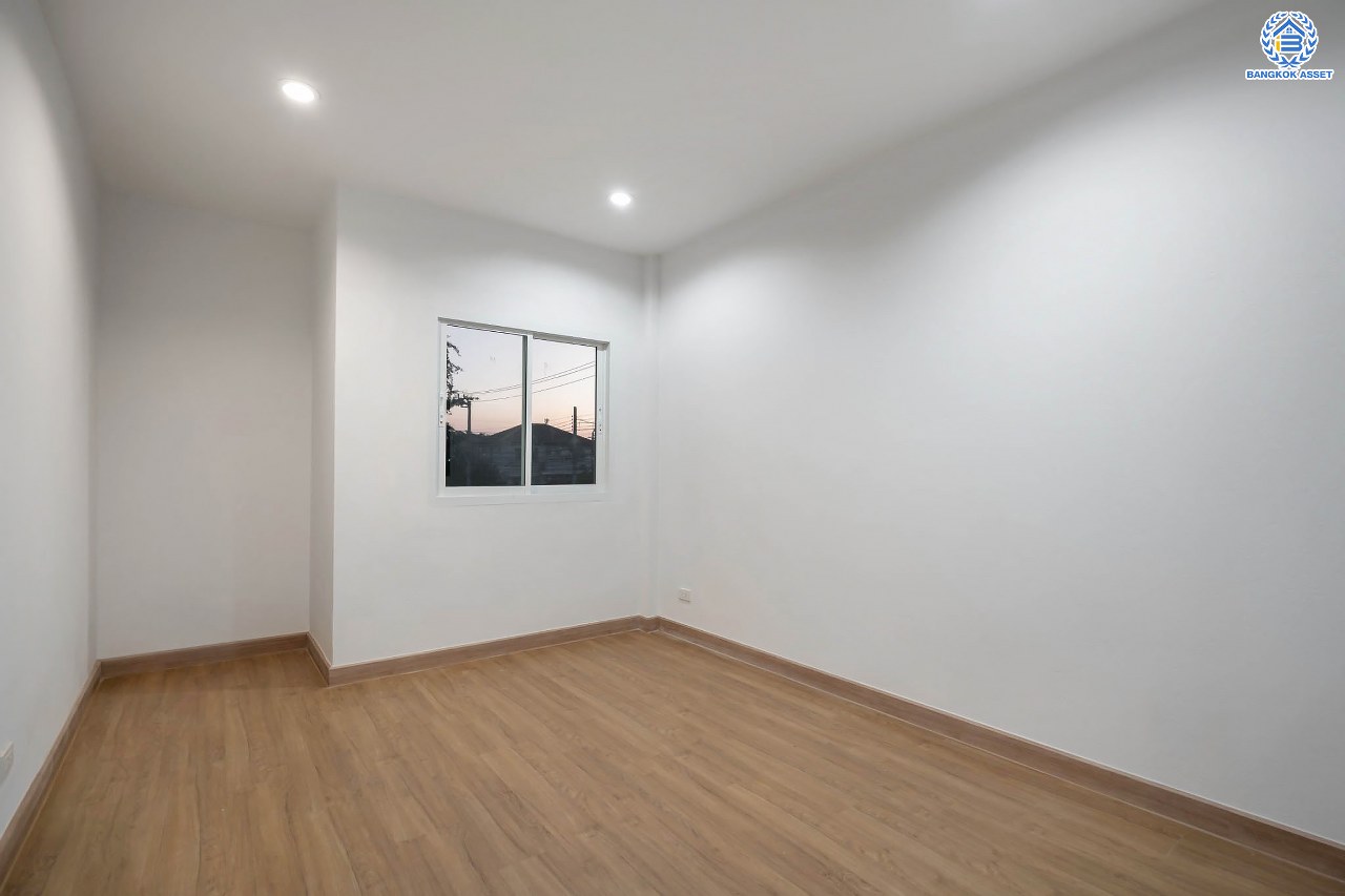 บ้านมือสองตกแต่งใหม่ โครงการ เศรณีลากูน วัดลาดปลาดุก บ้านเดี่ยวหลังมุม ตอบโจทย์ทุกการใช้ชีวิต บนเนื้อที่ 64.9 ตร.ว. พื้นที่ใช้สอยกว่า 186 ตร.ม. ฟังก์ชัน 3 ห้องนอน 3 ห้องน้ำ จอดรถได้ 2 คัน ทำเลเดินทางง่าย สะดวกสบายใกล้ถนนใหญ่ รถไฟฟ้าสายสีม่วง "สถานีคลองบางไผ่" แลจุดขึ้นทางด่วน "กาญจนาภิเษก"